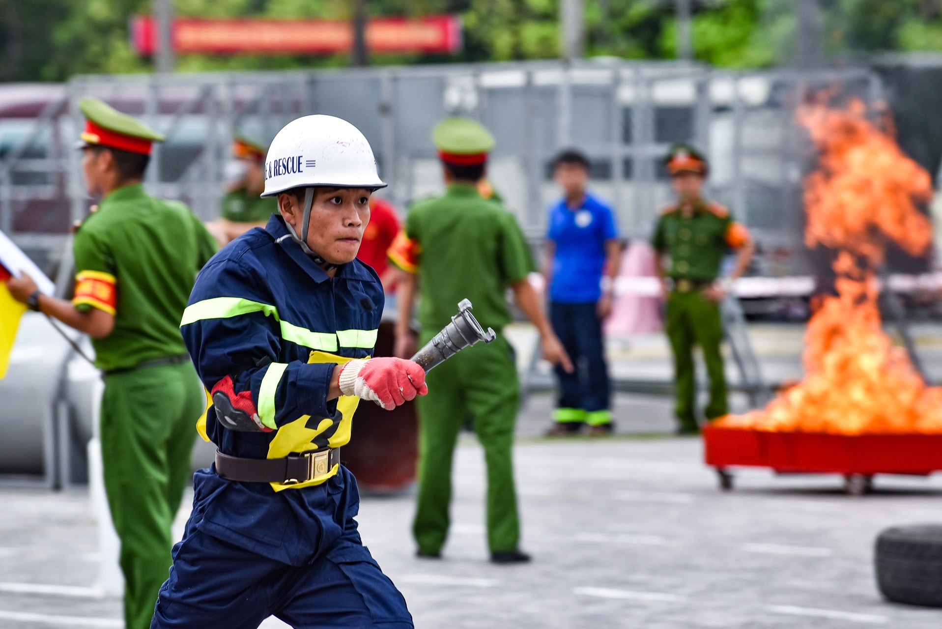 canh sat thi dap lua anh 2