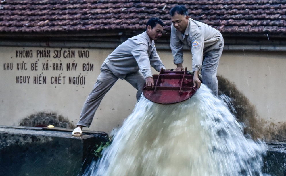 Trang dem bom nuoc cuu lua hinh anh