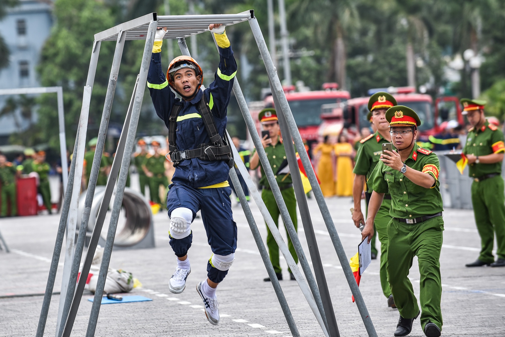canh sat thi dap lua anh 3