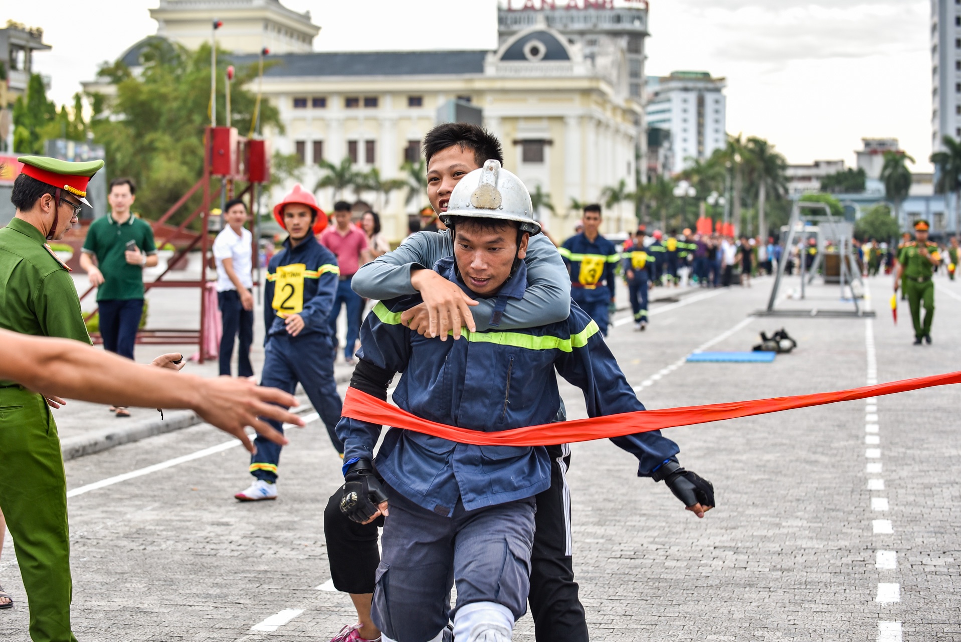 canh sat thi dap lua anh 10