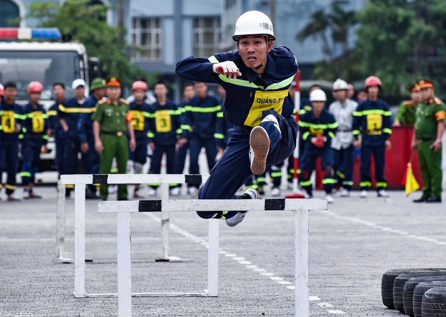 Canh sat chua chay 7 tinh mien Trung thi dap lua, cuu nguoi hinh anh