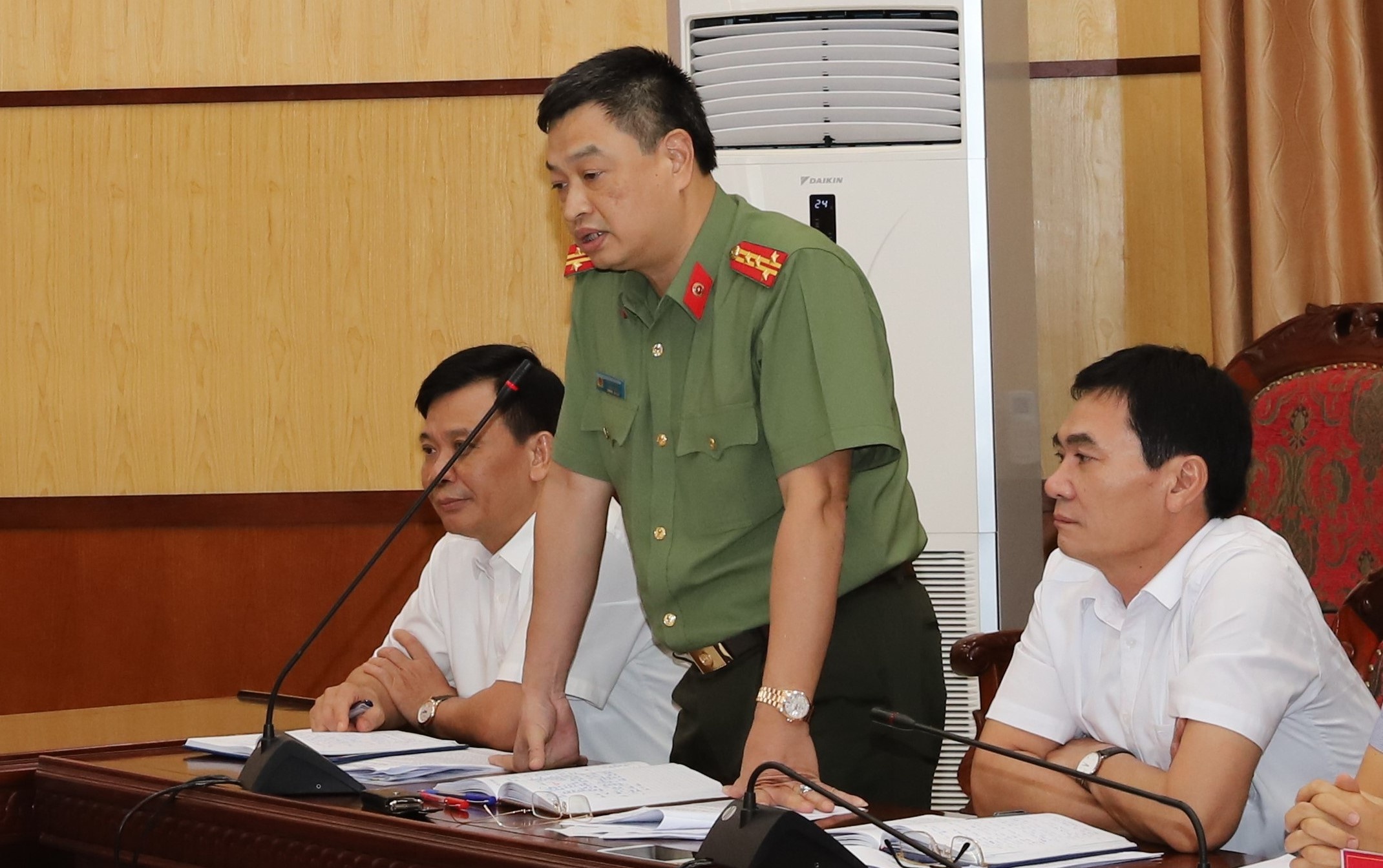 Hai phong vien bi bat lien quan vu tong tien Pho chu tich UBND thi xa hinh anh