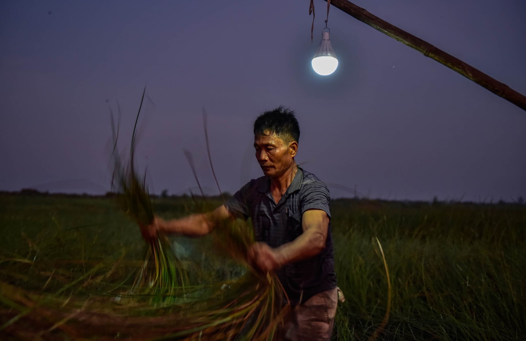 Nguoi dan di lam luc 2-3h sang de tranh nong hinh anh