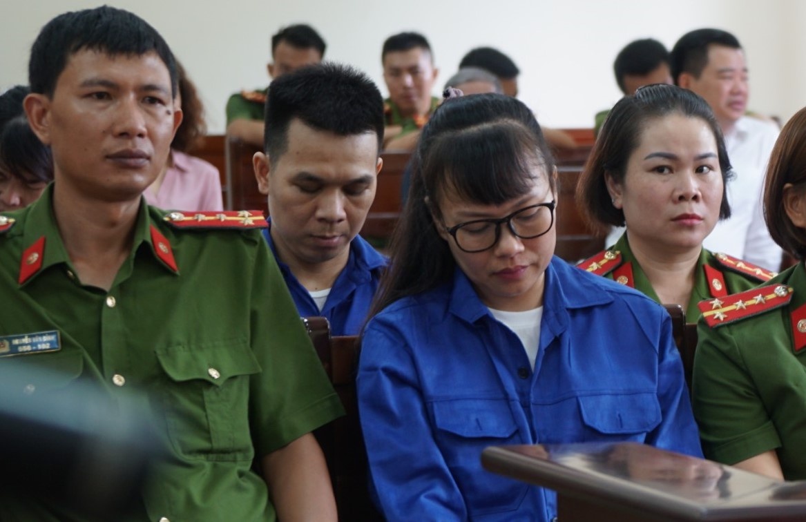 Nguyen giam doc ngan hang cung cap duoi tham o 400 ty phai hau toa hinh anh