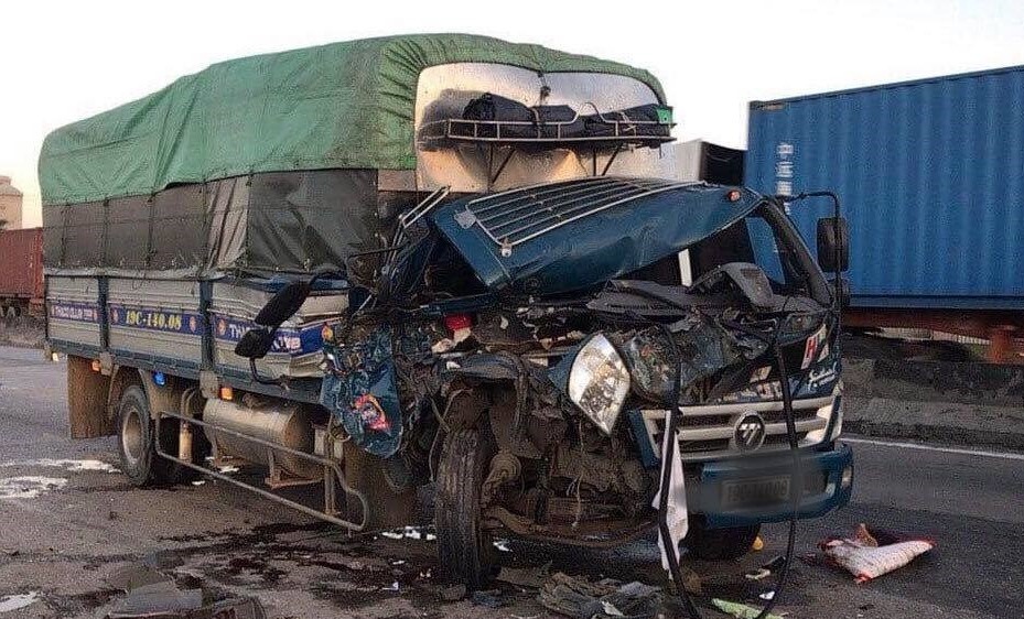 Oto tai dam duoi container, 1 nguoi tu vong hinh anh