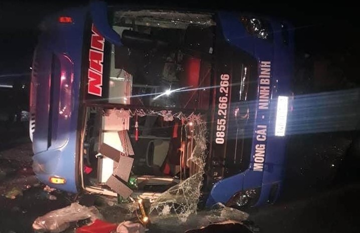 Oto khach lat tren quoc lo sau va cham, gan 20 nguoi bi thuong hinh anh