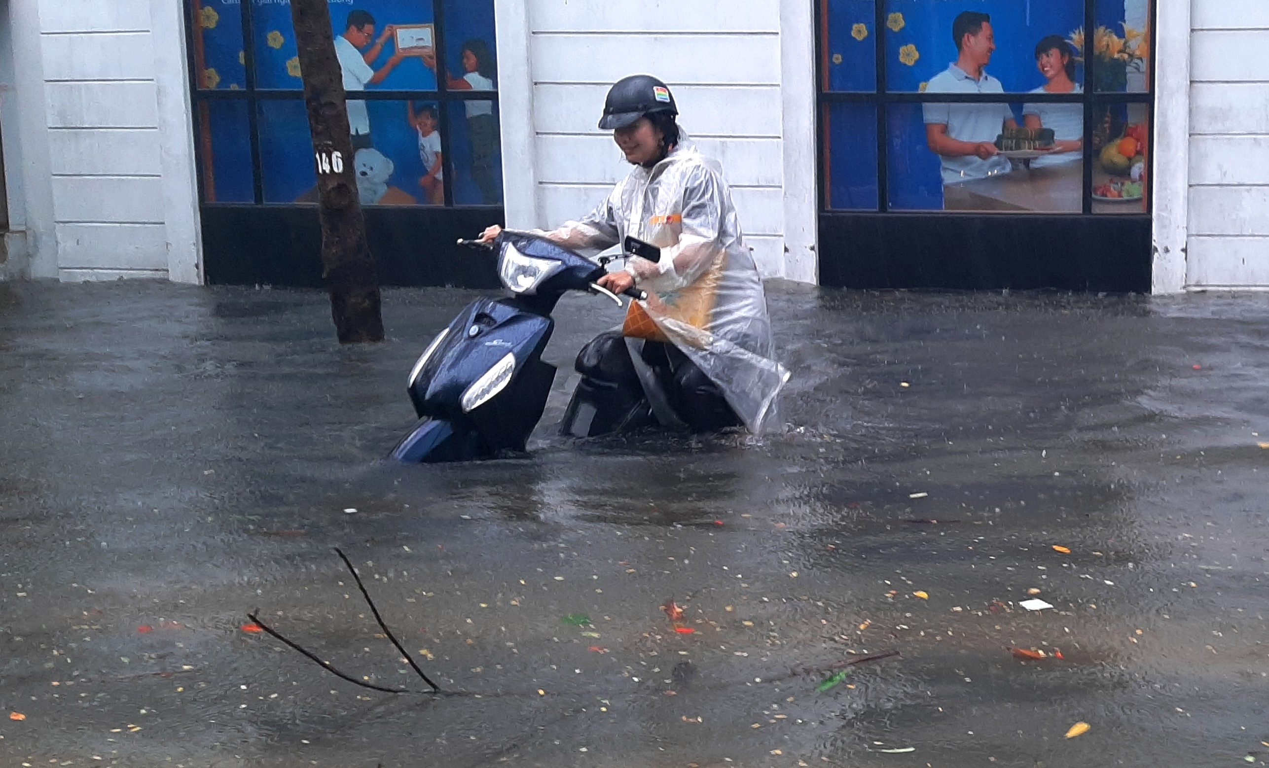 Hai Phong hoan phun hoa chat khu khuan duong pho hinh anh