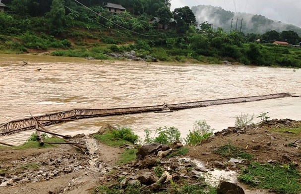 Mua lu cuon troi dap, 4 ban lang bi co lap hinh anh