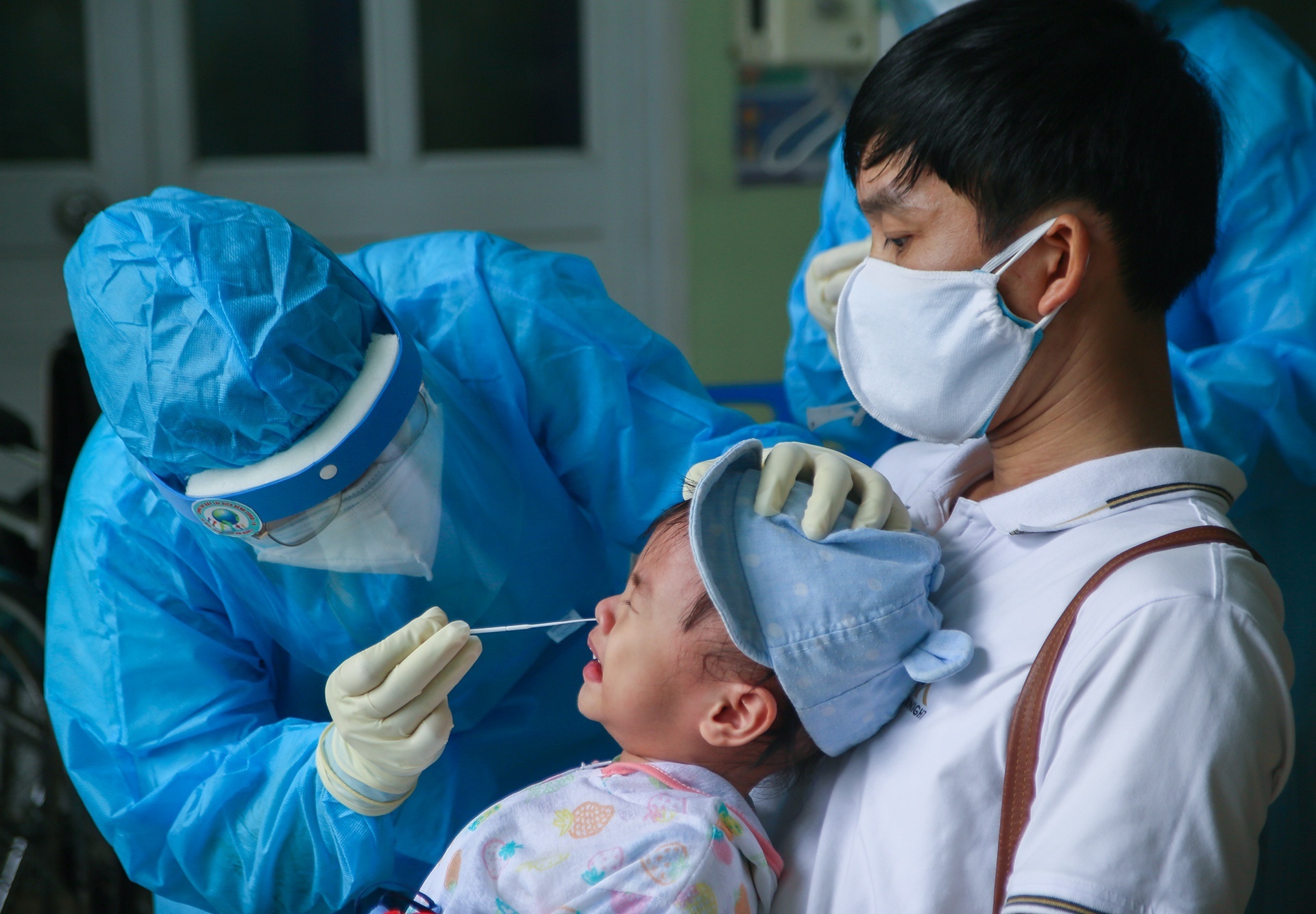 Hai Phong ho tro 10 ty, chi vien bac si cho Da Nang, Quang Nam hinh anh