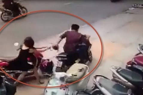 Bat ke chuyen di cuop tui xach, iPhone cua phu nu hinh anh