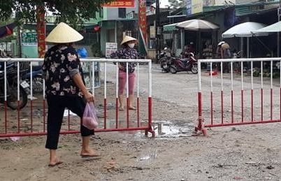 Pho chu tich xa bi dinh chi cong tac vi lo la chong dich hinh anh