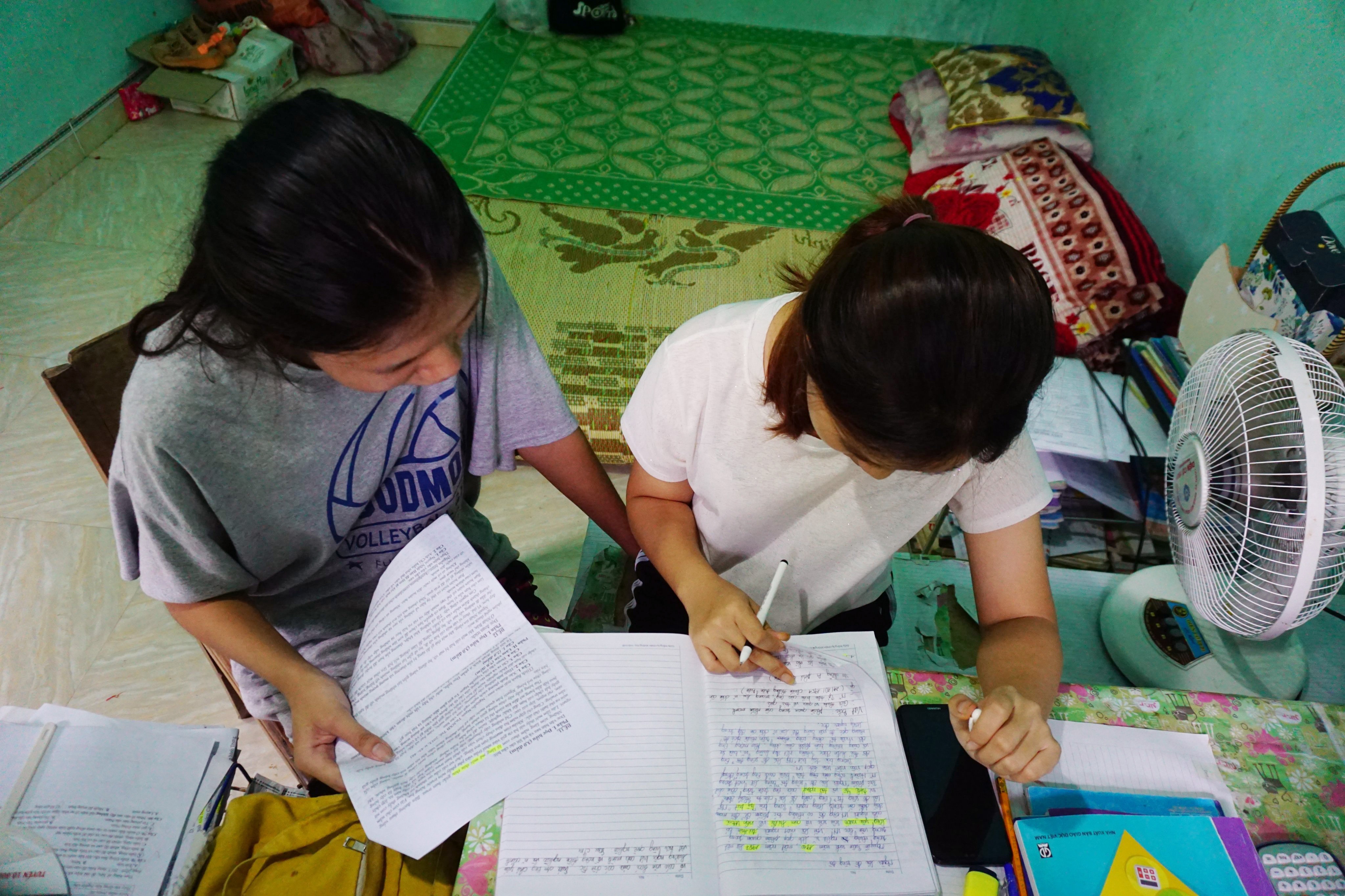 sĩ tử vùng cao ôn thi ảnh 2 si tu vung cao on thi anh 2