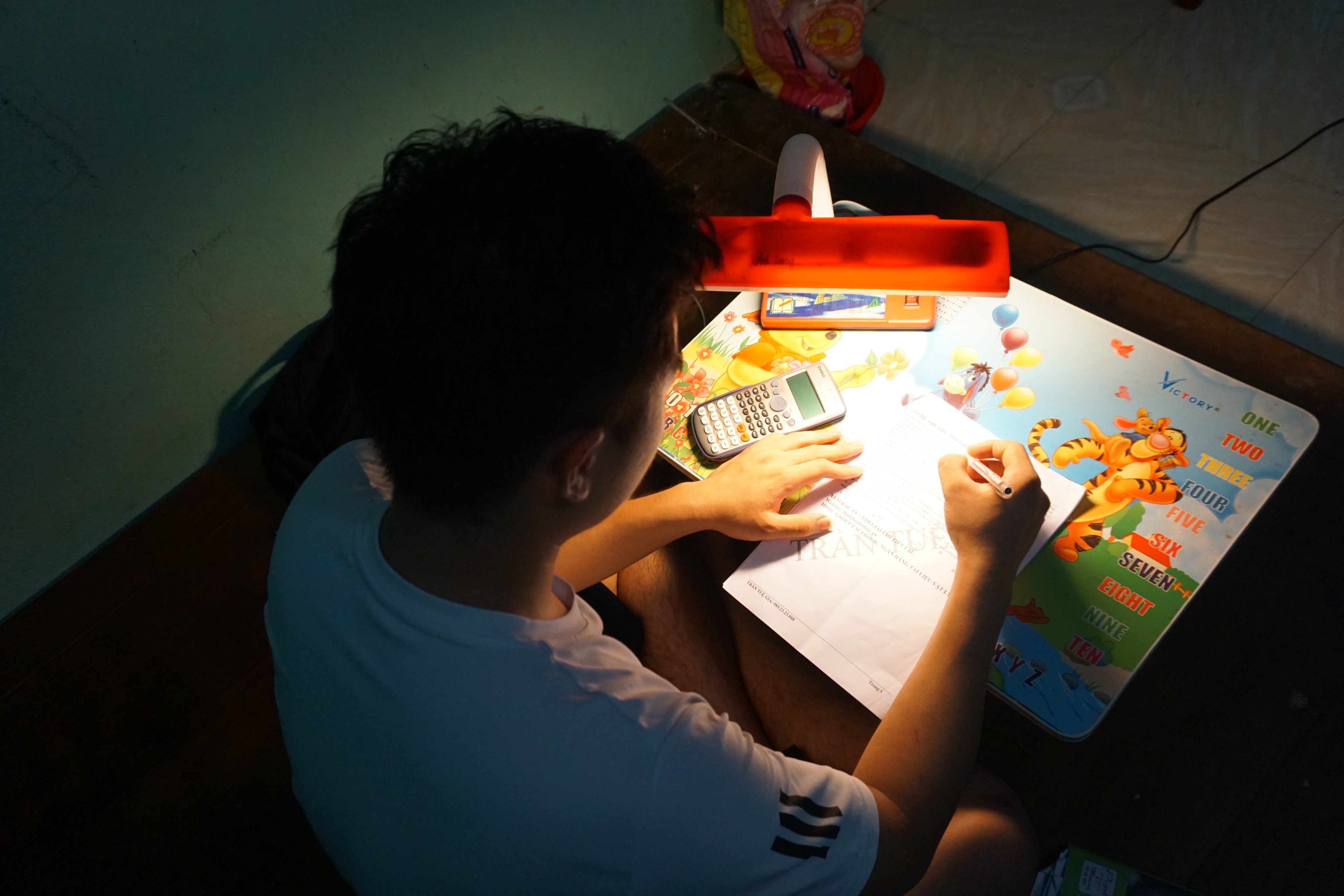 sĩ tử vùng cao ôn thi ảnh 9 si tu vung cao on thi anh 9