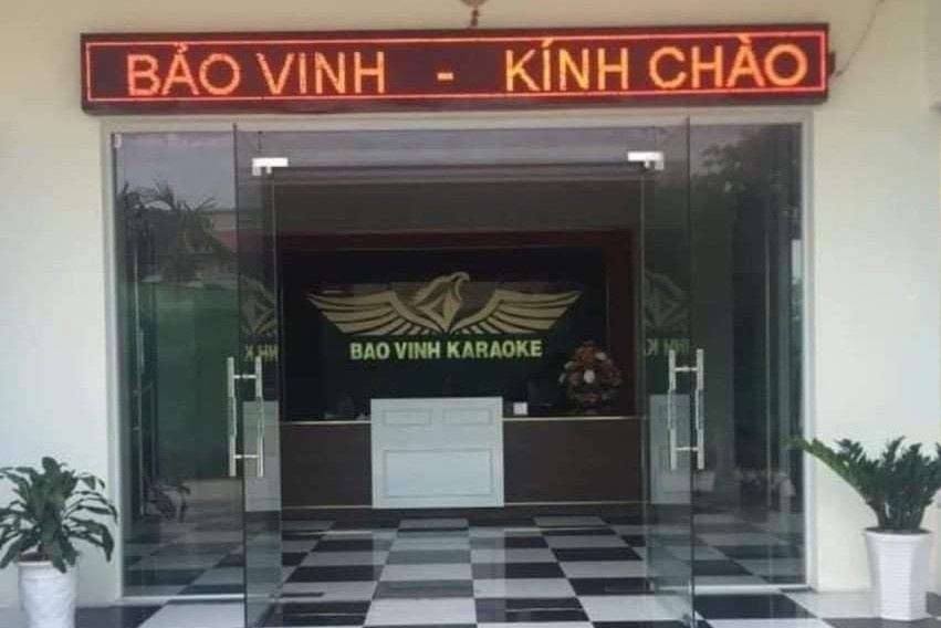 Quan ly quan karaoke chem 5 khach trong thuong hinh anh