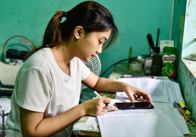 Si tu vung cao on thi trong nha tro truoc ngay vuot vu mon hinh anh