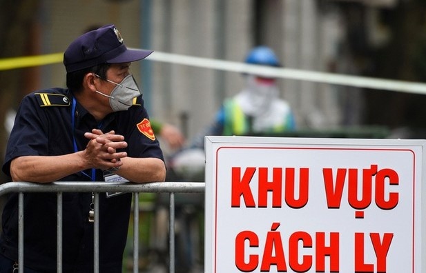 Nguoi dan ong bi phat 2 trieu vi dang cach ly van bo di choi hinh anh