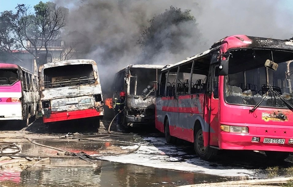 6 oto cho cong nhan bi thieu rui hinh anh