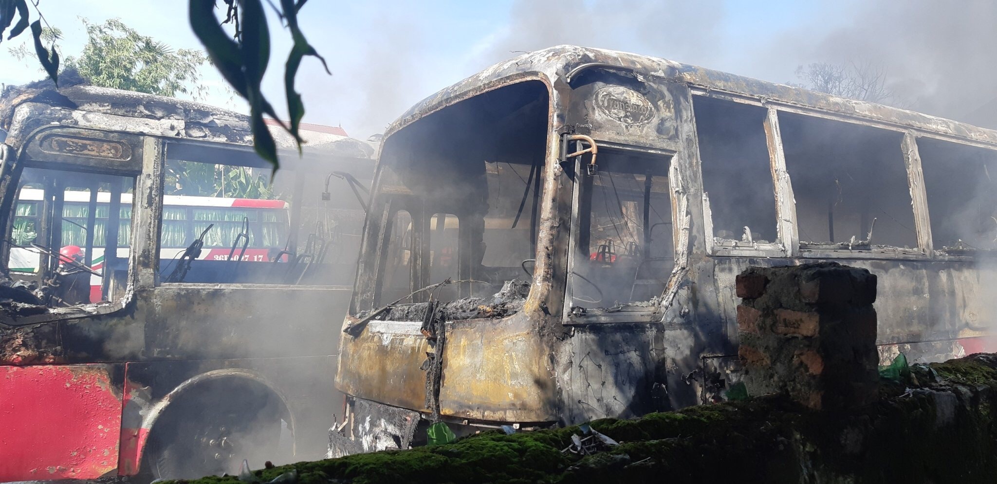 lua thieu rui 6 xe khach anh 2