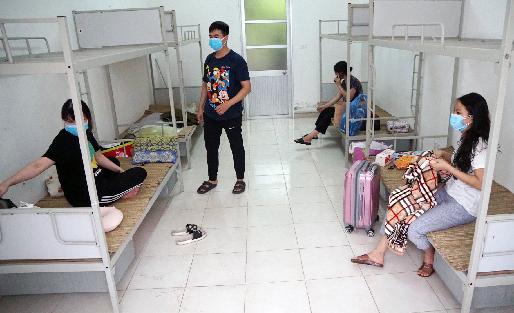 ben trong khu cach ly F1 anh 7