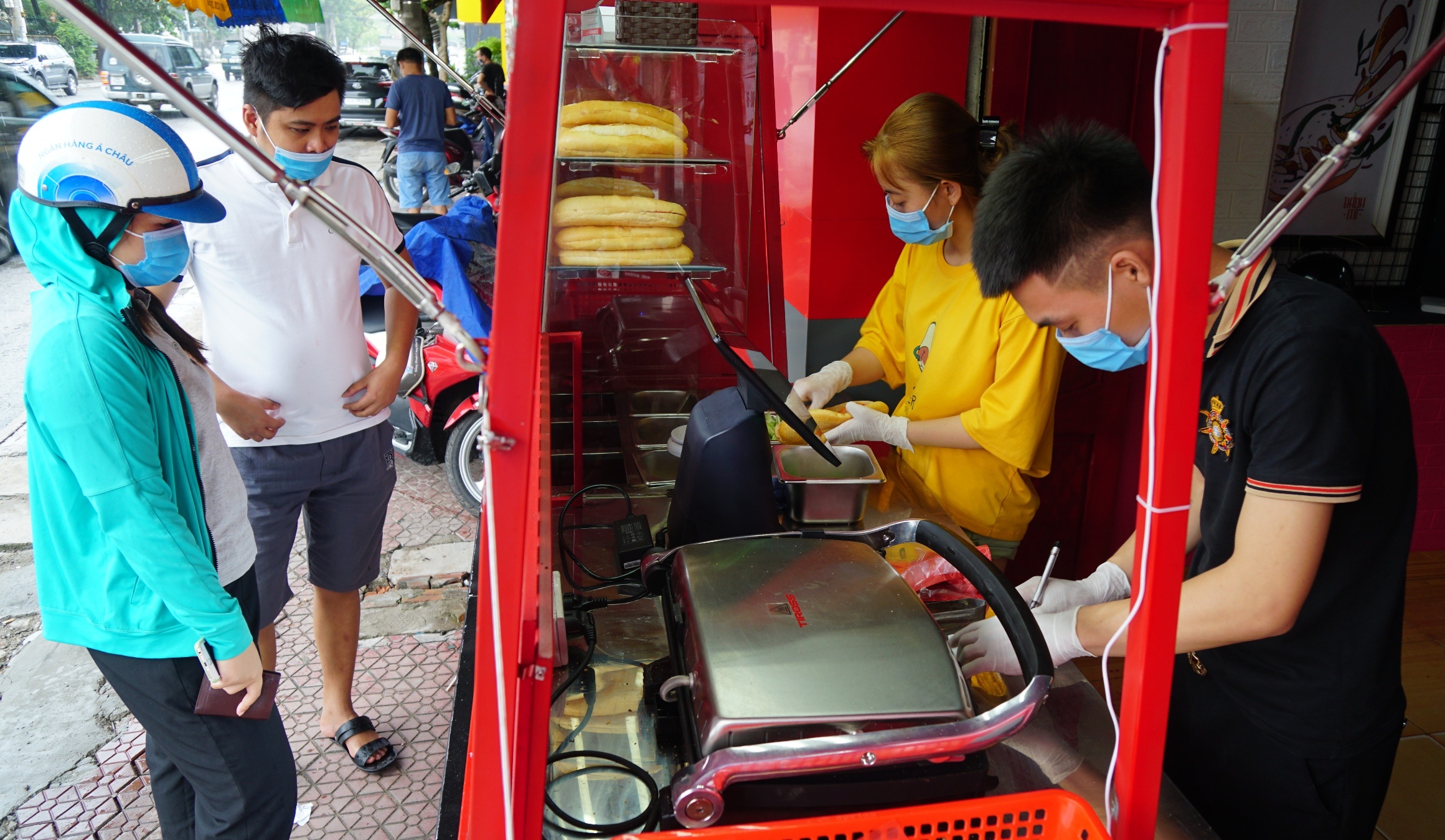 TP Hai Duong noi long gian cach xa hoi hinh anh