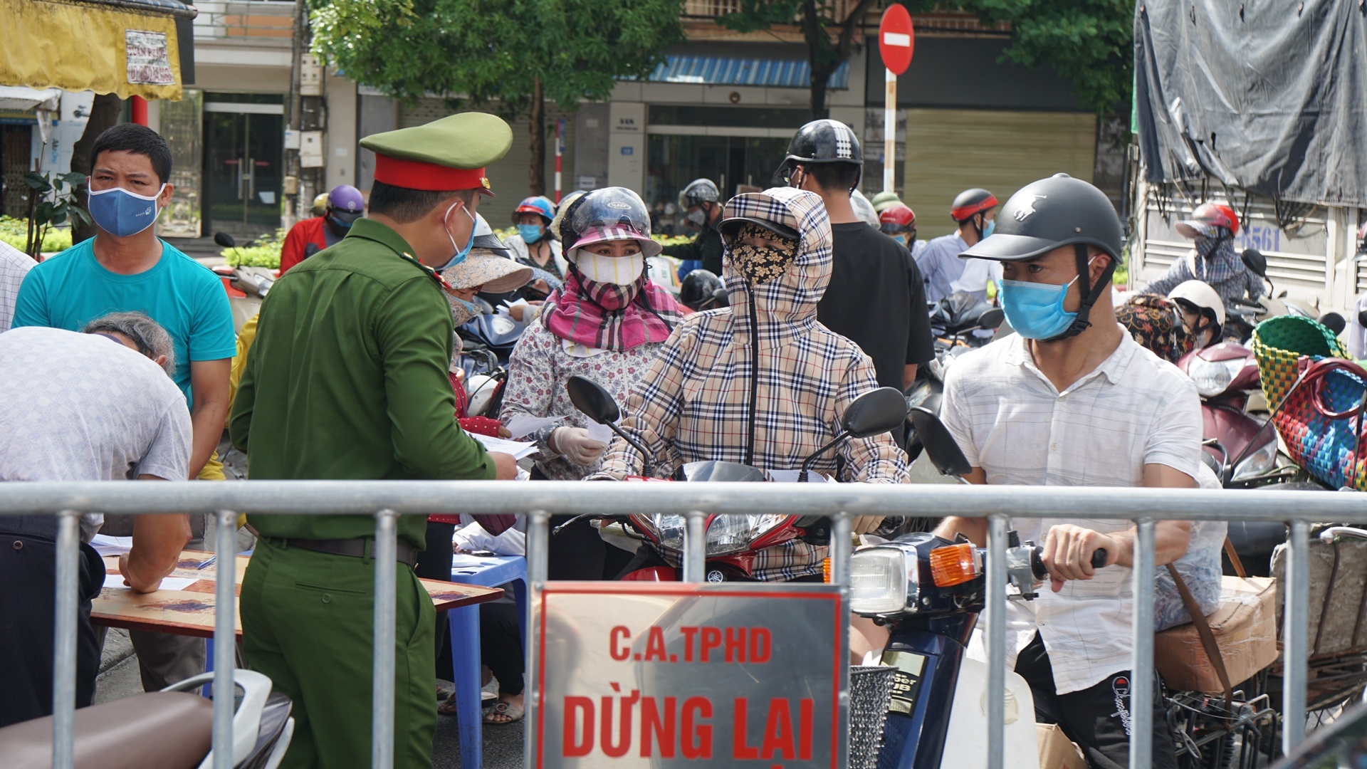 Tron cach ly, nam sinh bi phat 3,5 trieu hinh anh