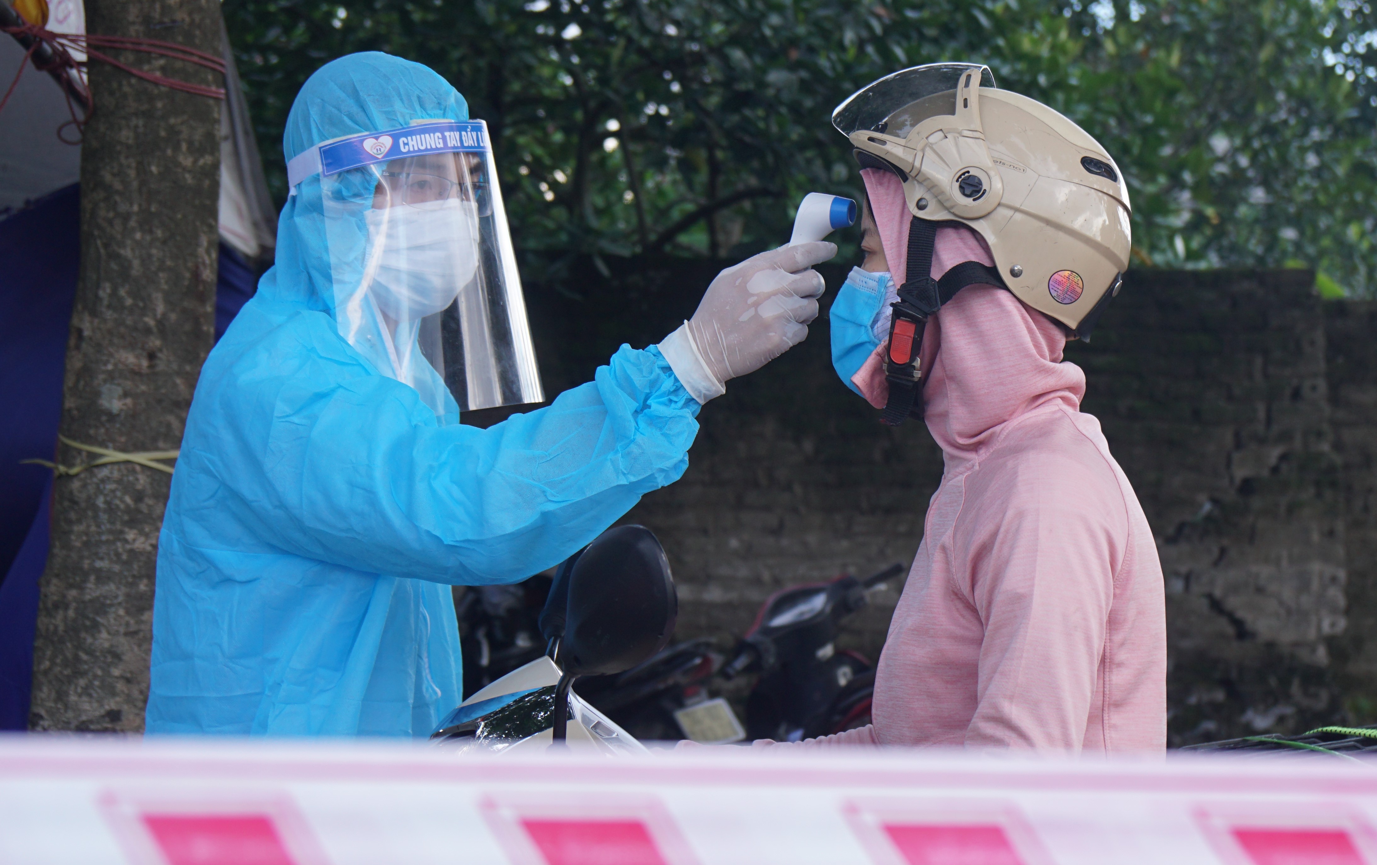 Canh sat mac Covid-19 o Hai Duong da gap nhung ai? hinh anh