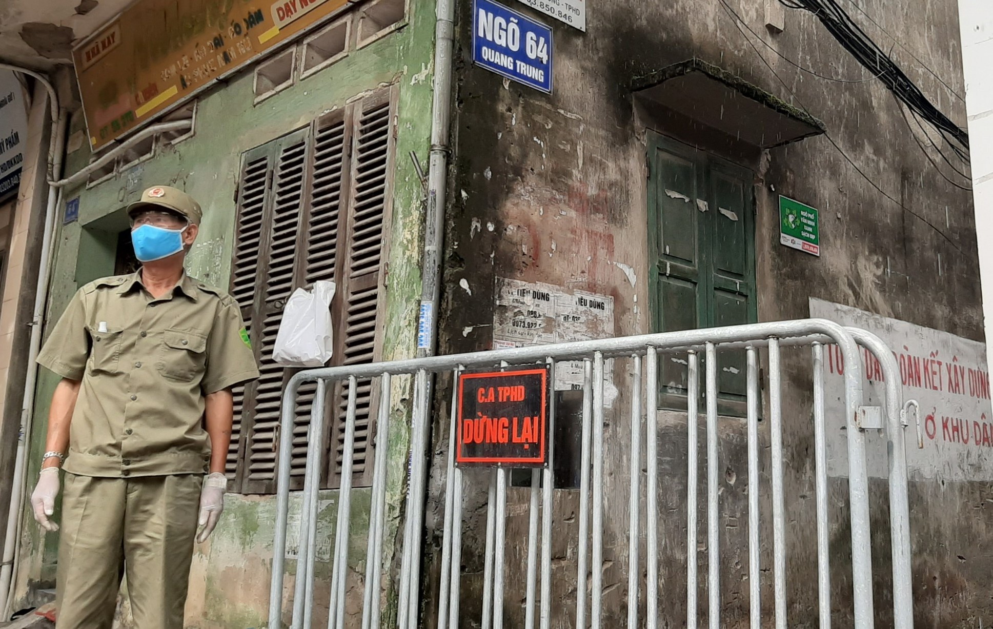 Mot cong an nghi mac Covid-19, hang chuc nguoi phai lay mau xet nghiem hinh anh