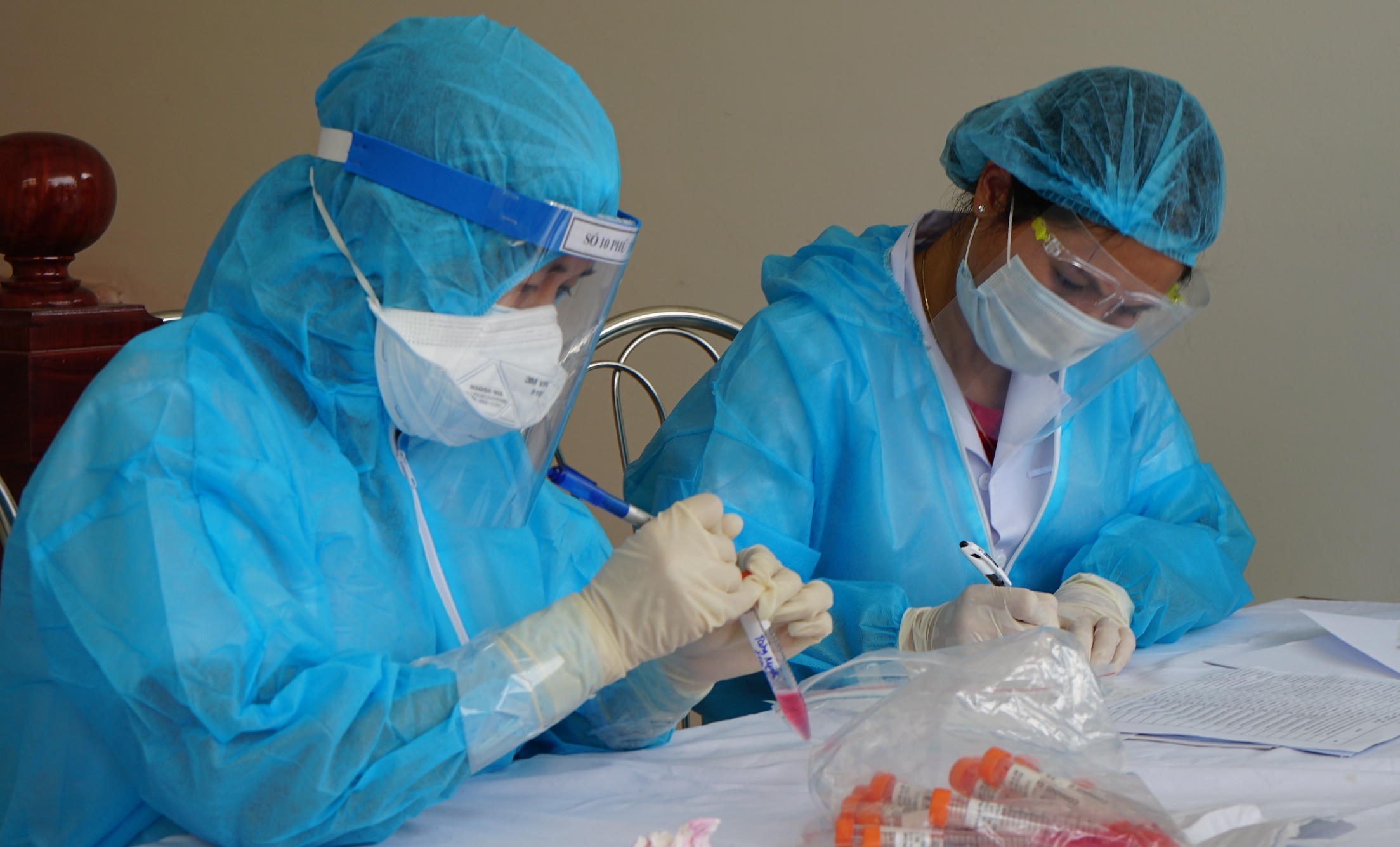 Benh nhan 993 o Hai Duong da gap nhung ai? hinh anh