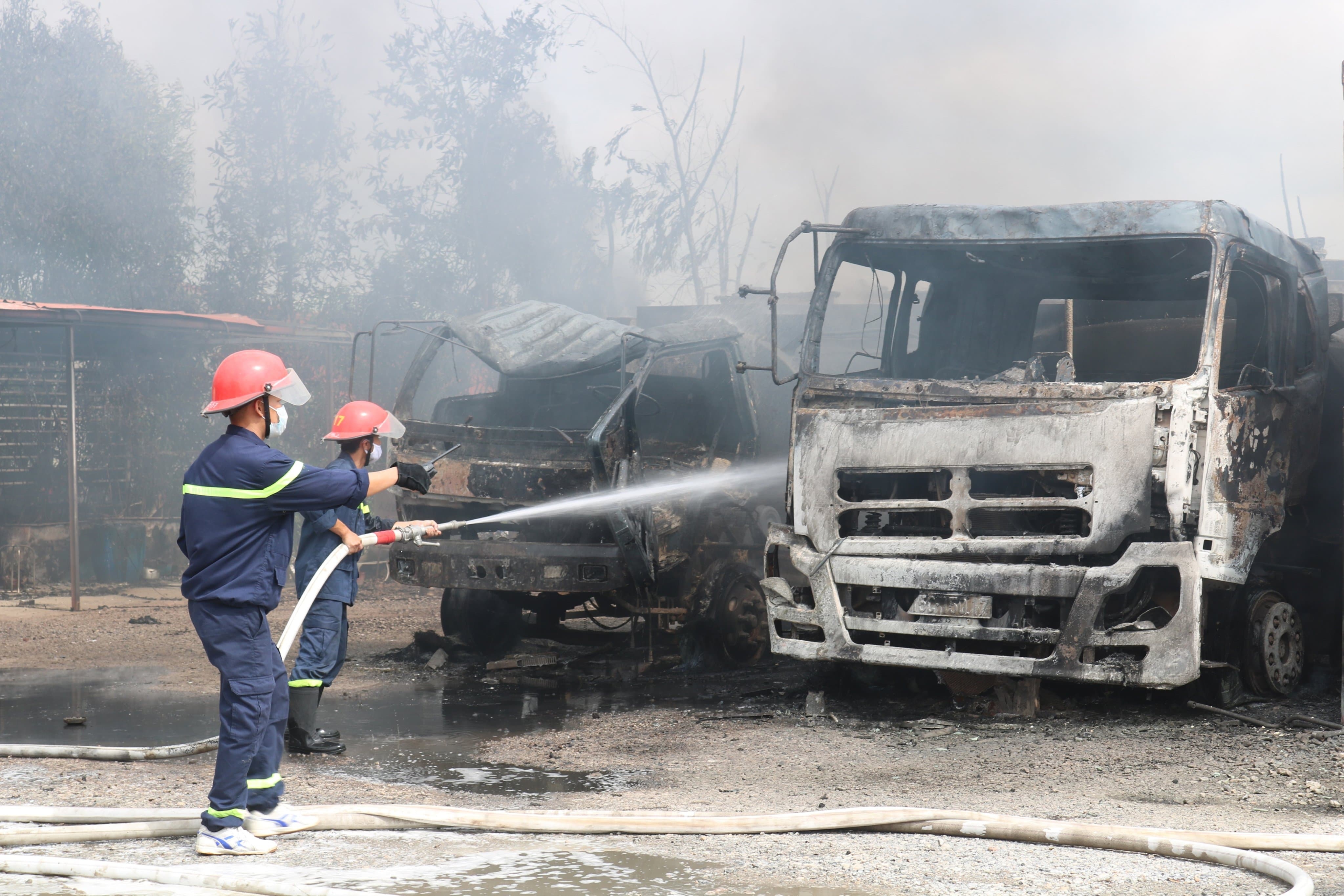 Lua thieu rui 3 oto trong bai xe cong ty xang dau hinh anh