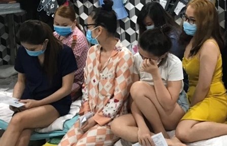 Quan massage don khach bat chap lenh cam hinh anh