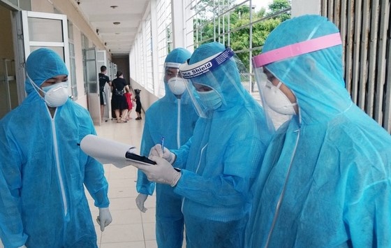 Yeu cau xu ly can bo de 3 ca Covid-19 ve som hinh anh