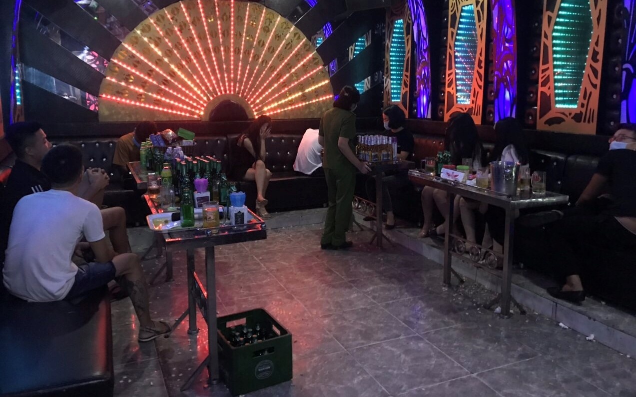 karaoke tap nap khach giua dich anh 1