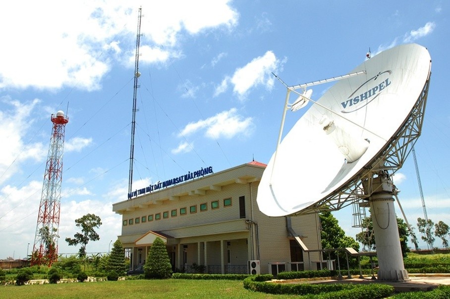 Do cot ang-ten dai ve tinh, mot nguoi tu vong hinh anh