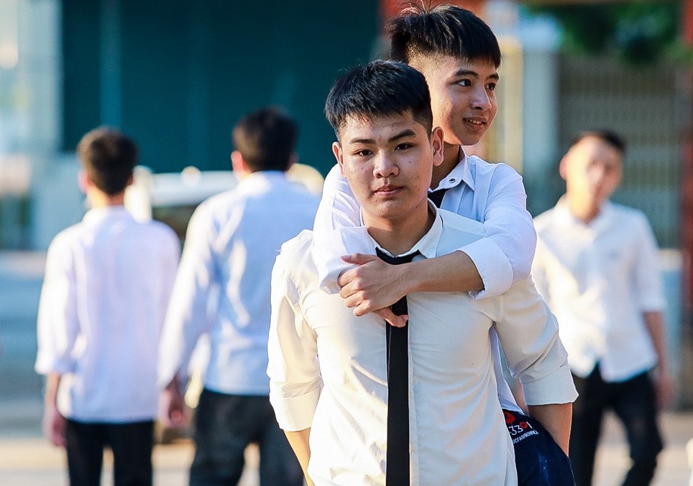 Tang bang khen cho doi ban cong nhau di hoc hinh anh