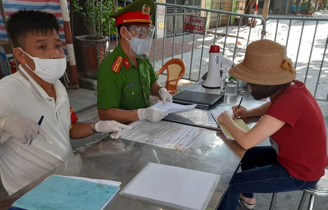 Tron cach ly, mot phu nu bi phat 2 trieu hinh anh