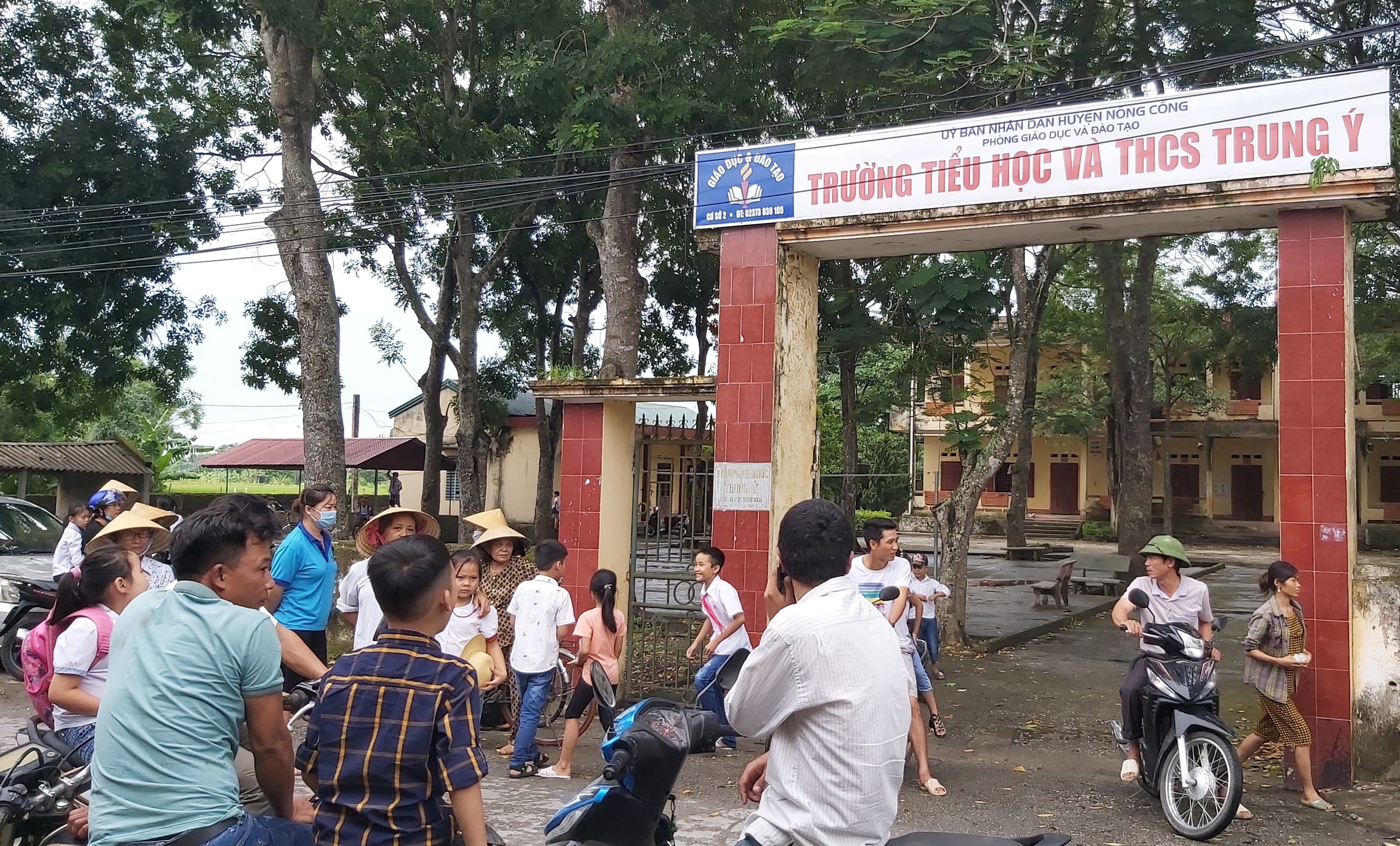 Phan doi sap nhap truong, hang tram phu huynh khong cho con di hoc hinh anh