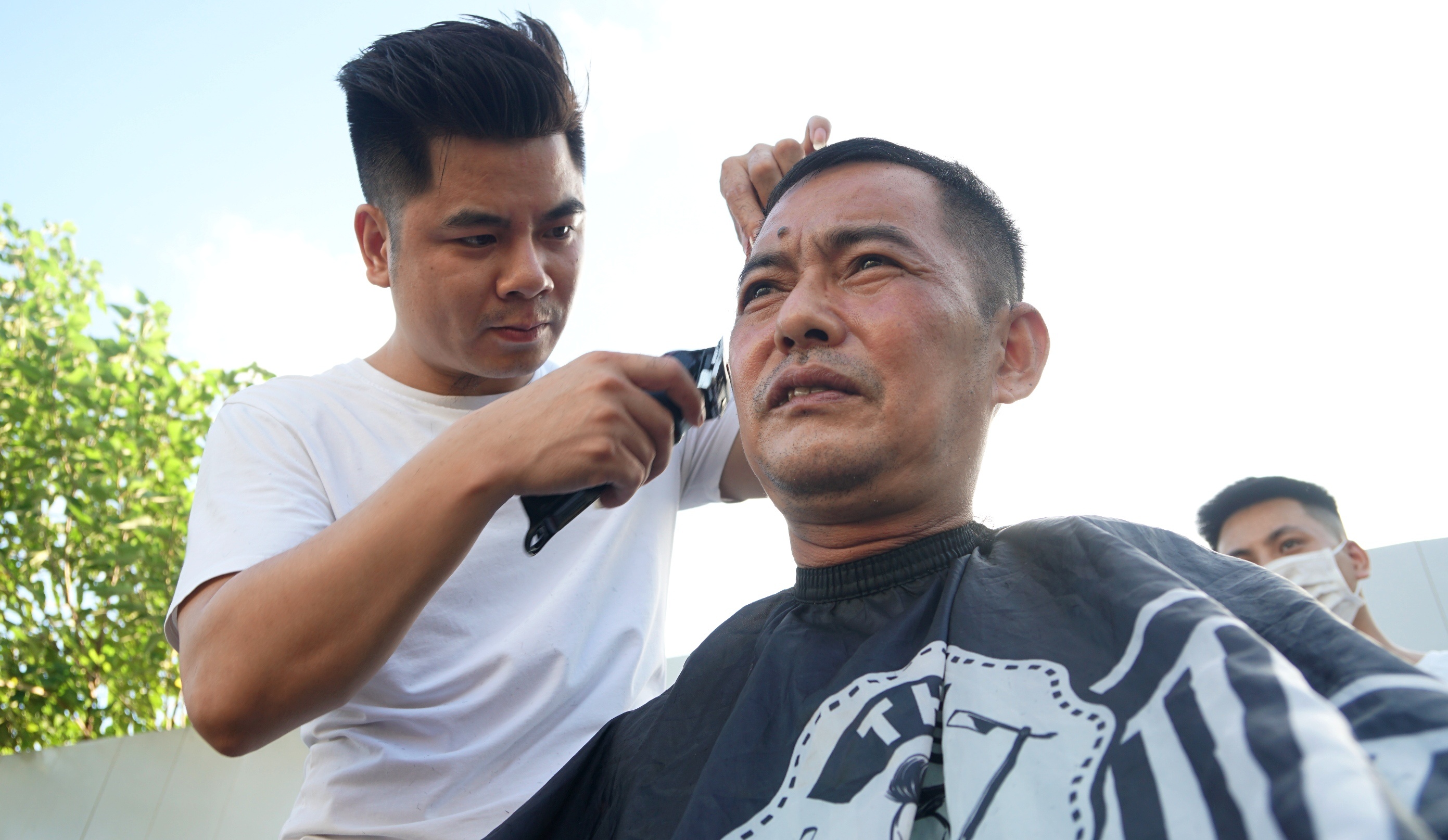 Nguoi ngheo duoc cat toc mien phi o 'salon via he' hinh anh