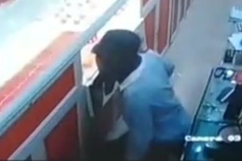 Nam sinh lop 9 dot nhap tiem vang hinh anh