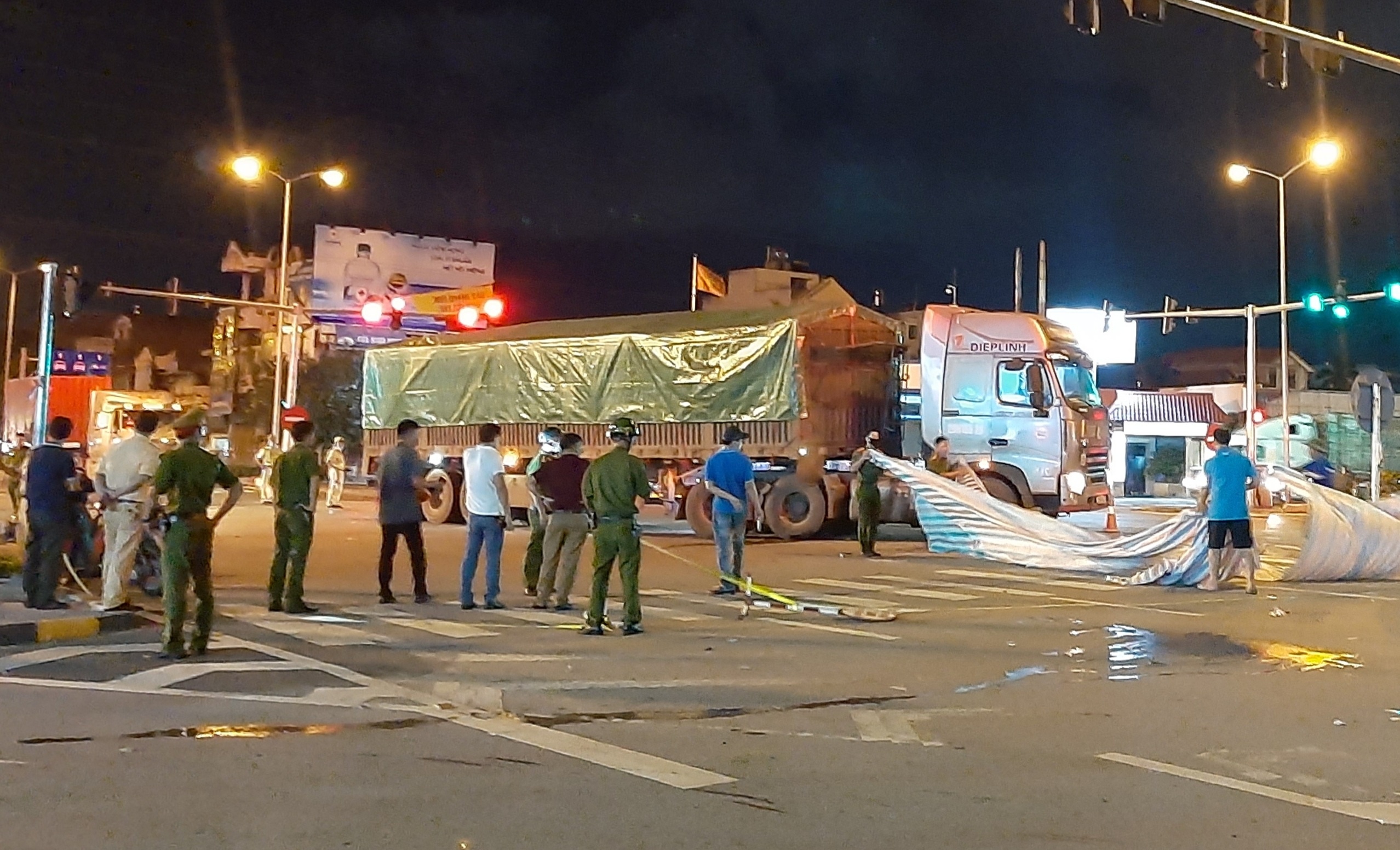 2 con tu vong duoi banh xe tai anh 1