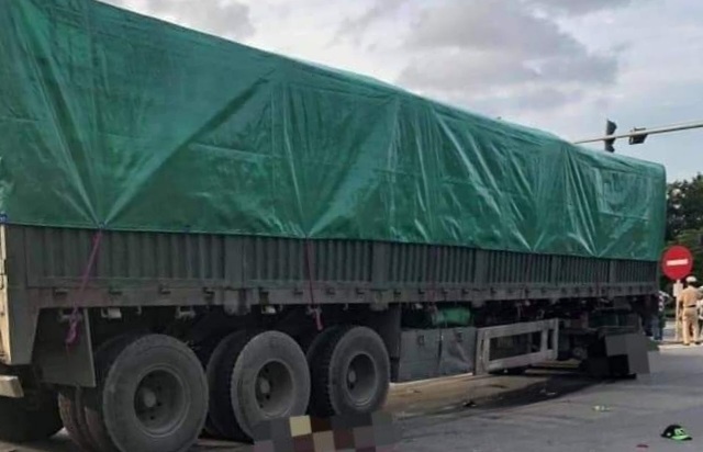 Cha trong thuong, 2 con tu vong sau va cham voi xe tai hinh anh