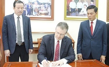 Dai su My tham khu di tich Bach Dang Giang hinh anh