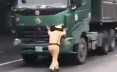 bắt tài xế lao vào cảnh sát ảnh 2 bat tai xe lao vao canh sat anh 2