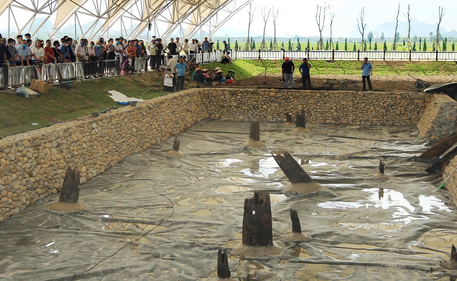 Gan 300 nha khoa hoc den bai coc Bach Dang hinh anh