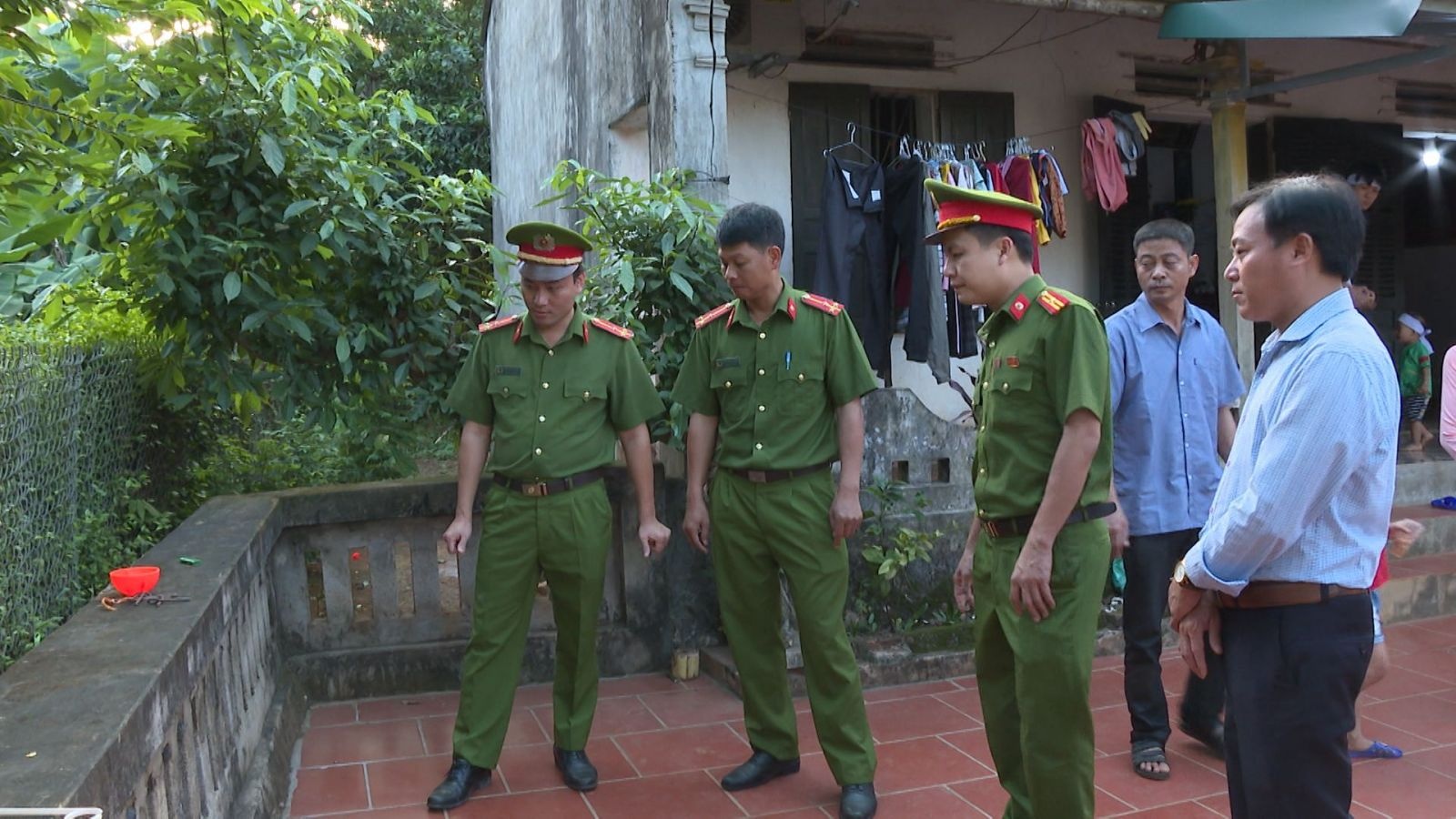 bắt nghi phạm sát hại hai vợ chồng ảnh 2 bat nghi pham sat hai hai vo chong anh 2