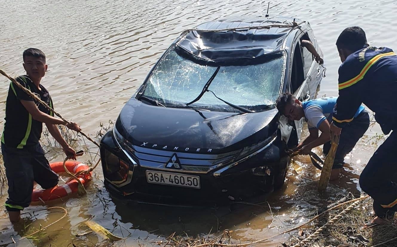 Oto lao xuong song, 3 nguoi chet hinh anh