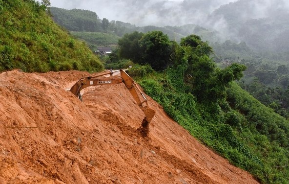 Thay them 4 thi the trong vu ca gia dinh bi vui lap hinh anh