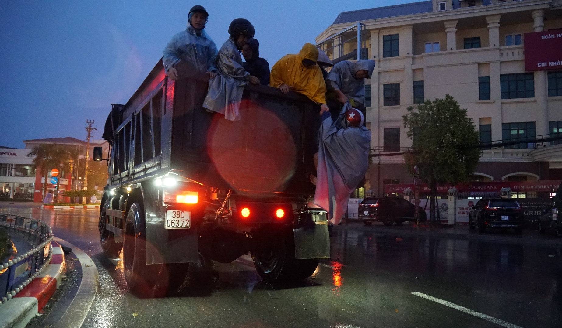 nguoi dan cheo thuyen di lai anh 9