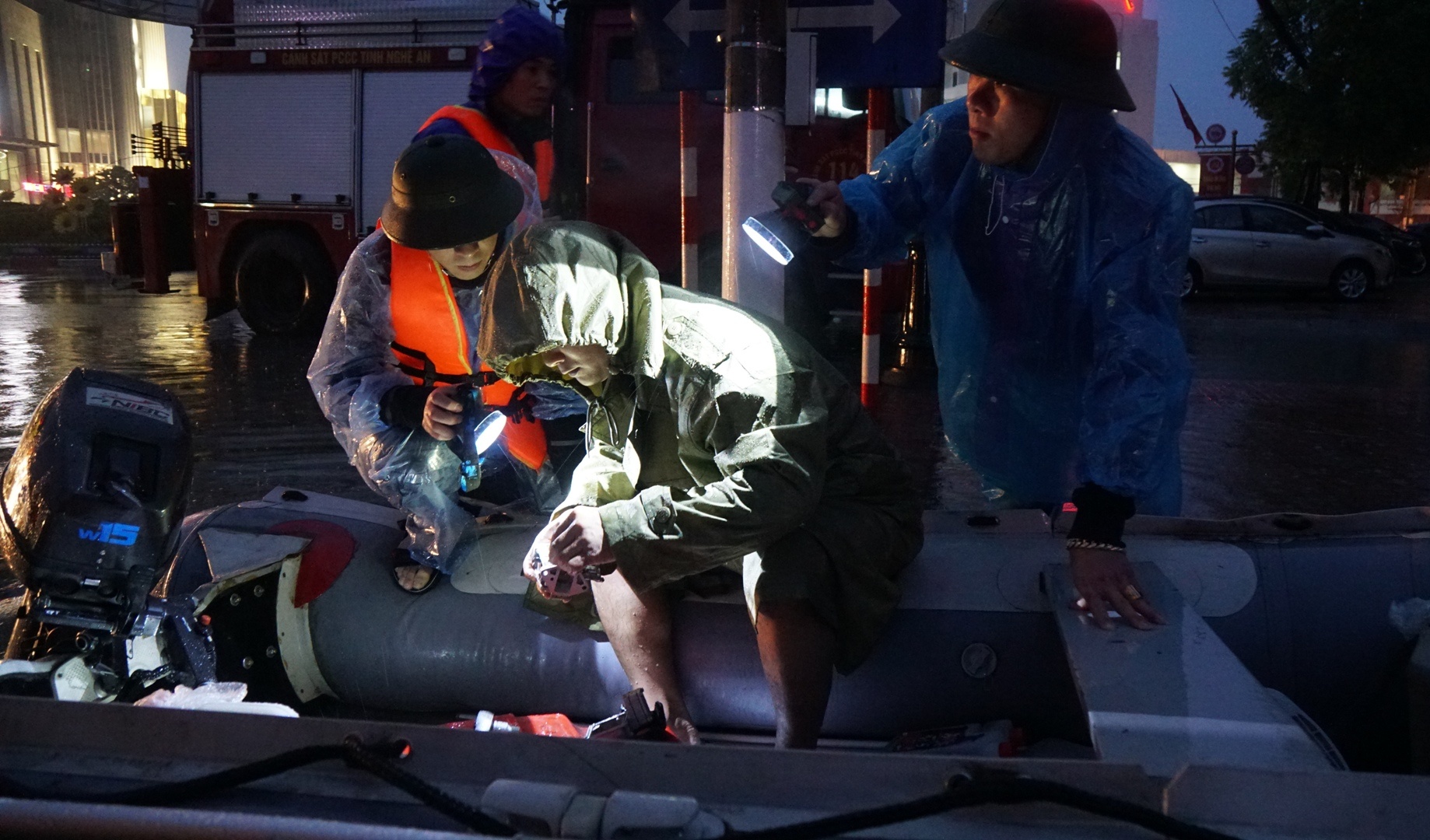 nguoi dan cheo thuyen di lai anh 10