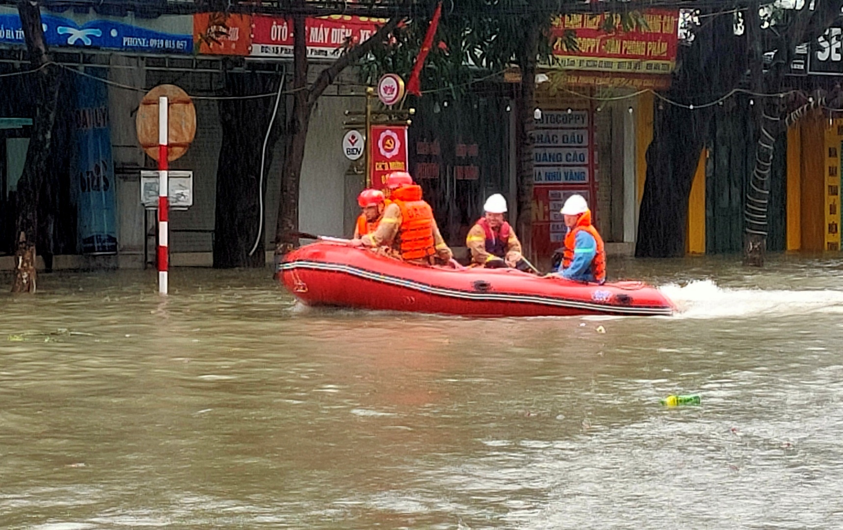 nguoi dan cheo thuyen di lai anh 6