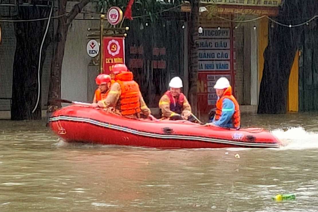 Duong pho ngap sau, dan Ha Tinh cheo thuyen di lai hinh anh